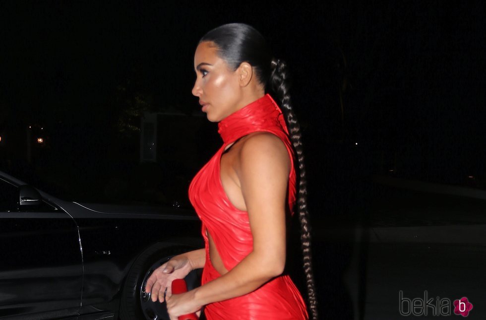 Kim Kardashian recoge su melena en una enorme trenza