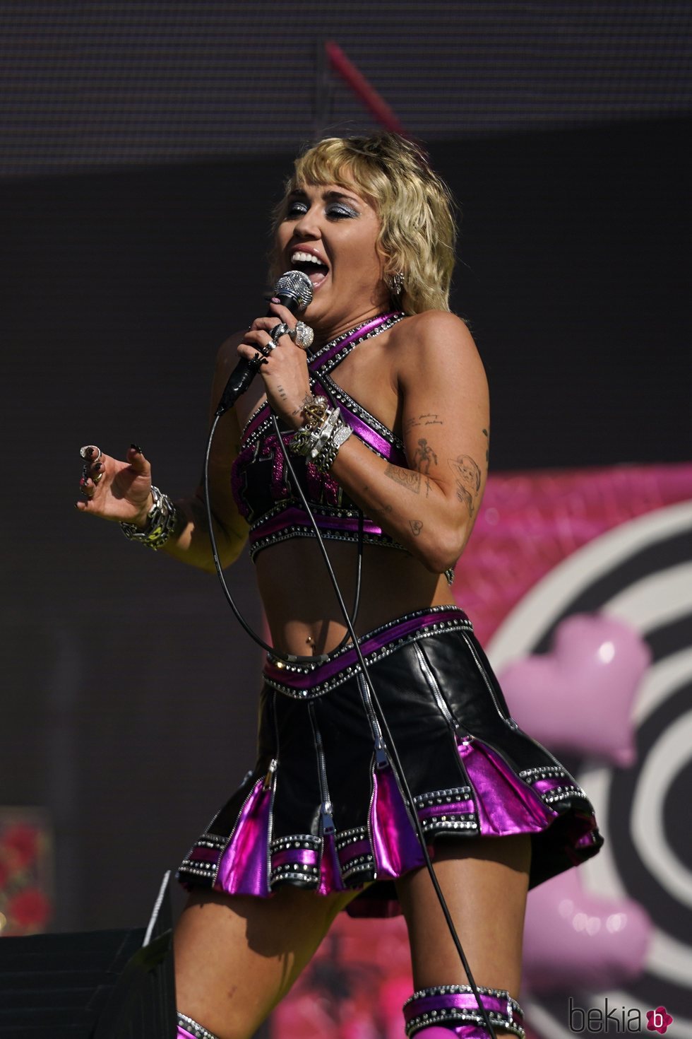 Miley Cyrus apuesta por el corte shag con flequillo en la Super Bowl 2021