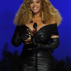 Beyoncé apuesta por la melena frizz en la entrega de los Premios Grammy 2021