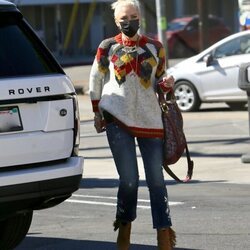 Gwen Stefani haciendo recados por Los Ángeles con un moño alto