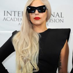 Lady Gaga combate las arrugas con sangre de dragón