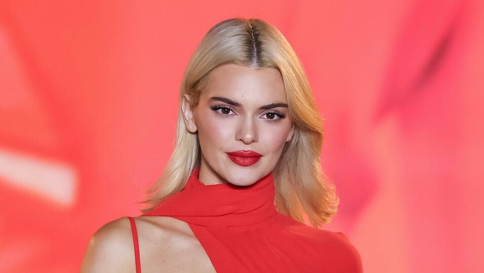 Kendall Jenner debuta su melena rubia en la Paris Fashion Week 2024