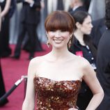 Ellie Kemper con largo flequillo recto en la alfombra roja de los Oscar 2012