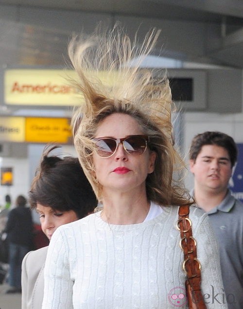 Sharon Stone despeinada llegando a el aeropuerto