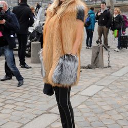 Poppy Delevingne en el desfile de Louis Vuitton en la Semana de la Moda de París con maquillaje nude