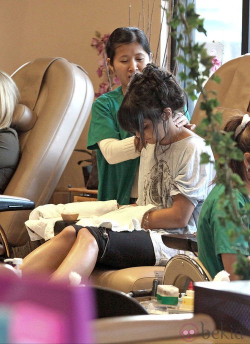 Vanessa Hudgens se hace la pedicura mientras recibe un masaje