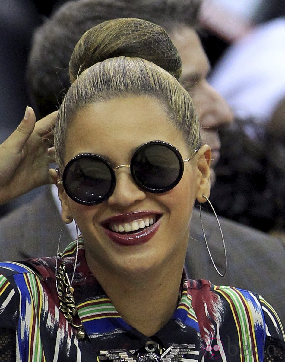 Beyoncé luciendo moño y gafas redondas