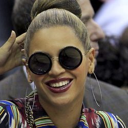 Beyoncé luciendo moño y gafas redondas