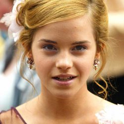 Emma Watson muy jovencita con el cabello recogido