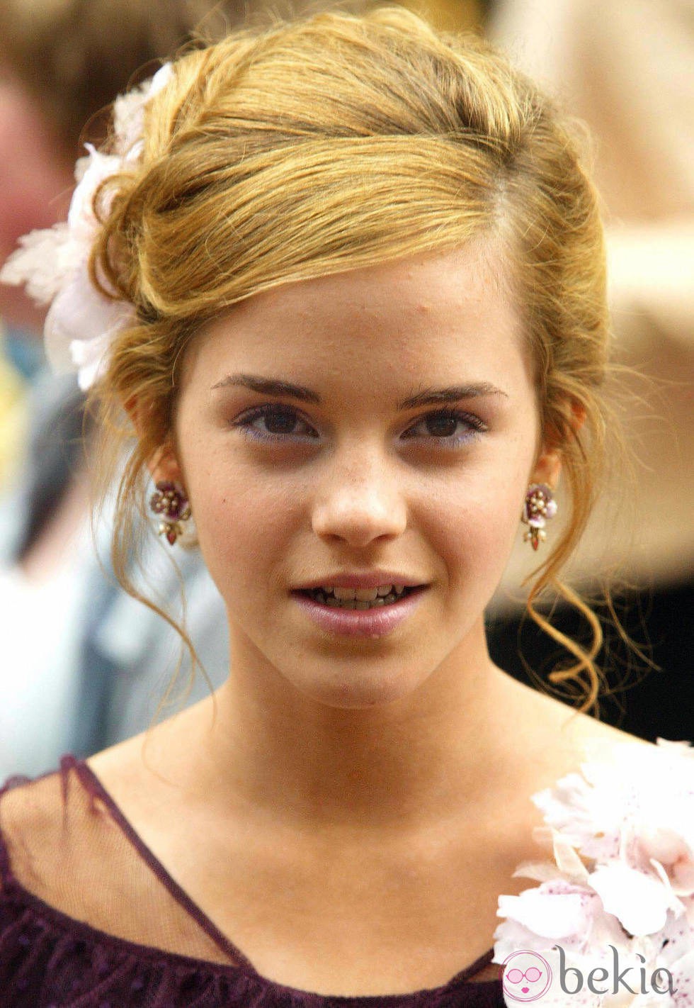 Emma Watson muy jovencita con el cabello recogido
