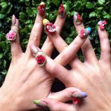 Detalle de las uñas decoradas con flores de Katy Perry