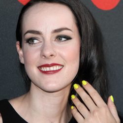 Jena Malone con las uñas pintadas de amarillo flúor