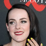 Jena Malone con las uñas pintadas de amarillo flúor