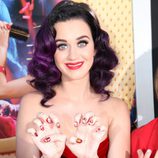Katy Perry con las uñas decoradas