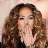 Jennifer Lopez con las uñas decoradas