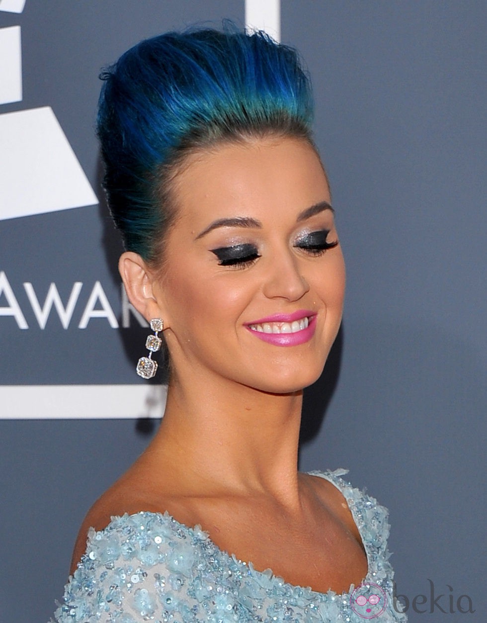 Katy Perry con pestañas postizas muy curvadas