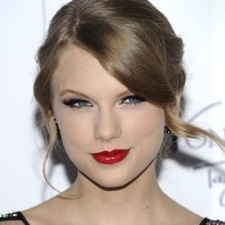 Taylor Swift con voluminosas  pestañas postizas