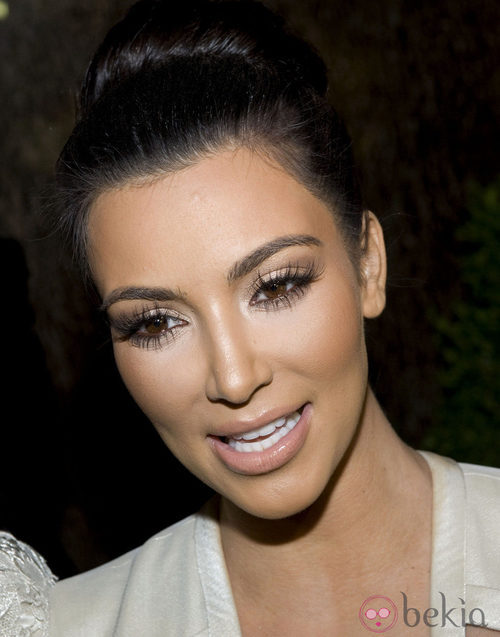 Kim Kardashian con larguísimas pestañas postizas
