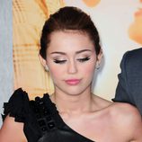 Miley Cyrus luciendo sus pestañas postizas