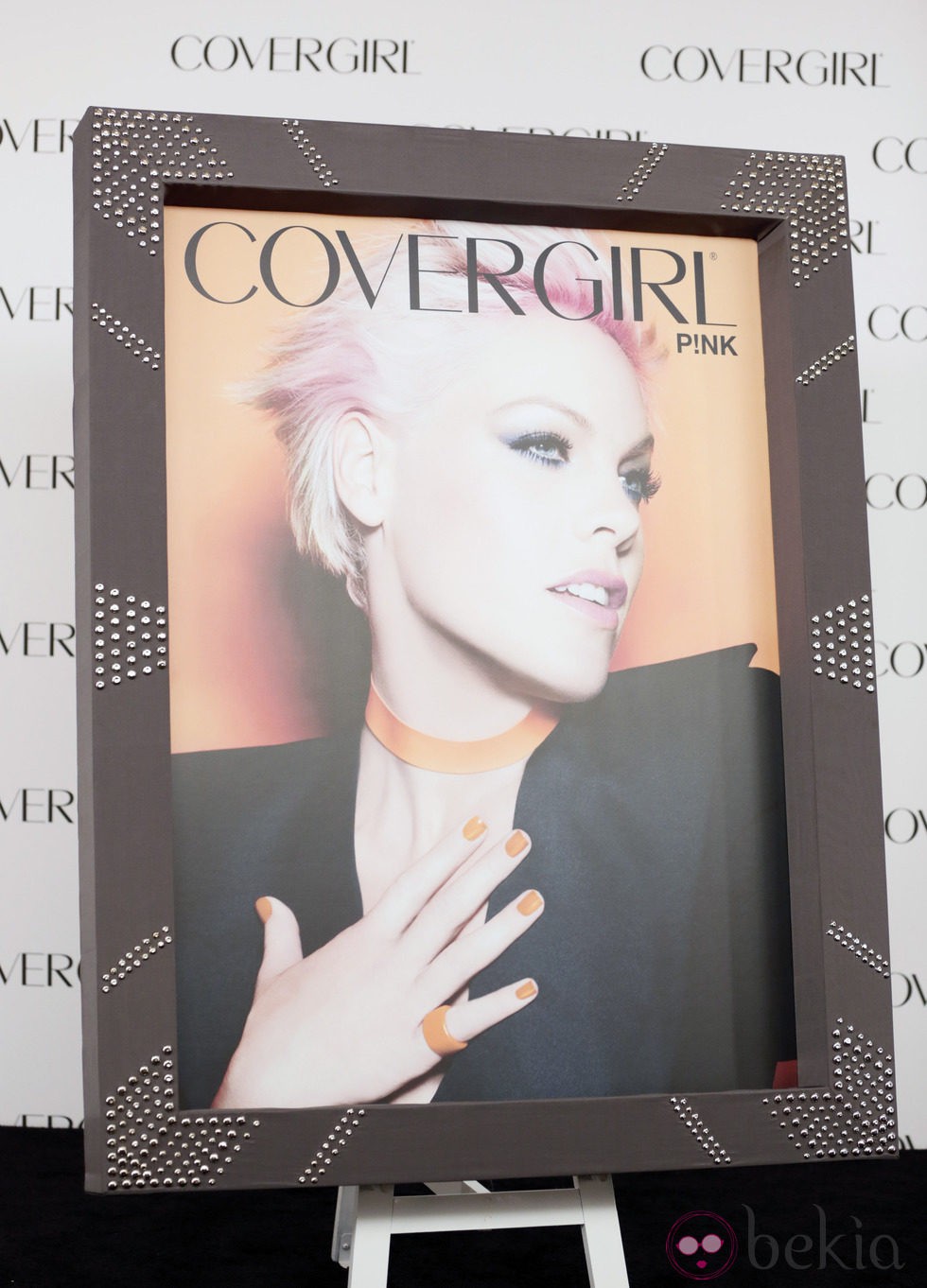 La cantante Pink en el cartel promocional de la firma de cosméticos 'Covergirl'