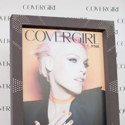 La cantante Pink en el cartel promocional de la firma de cosméticos 'Covergirl'