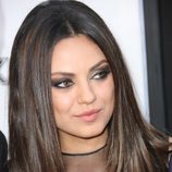 Mila Kunis apuesta por unos intensos smokey eyes