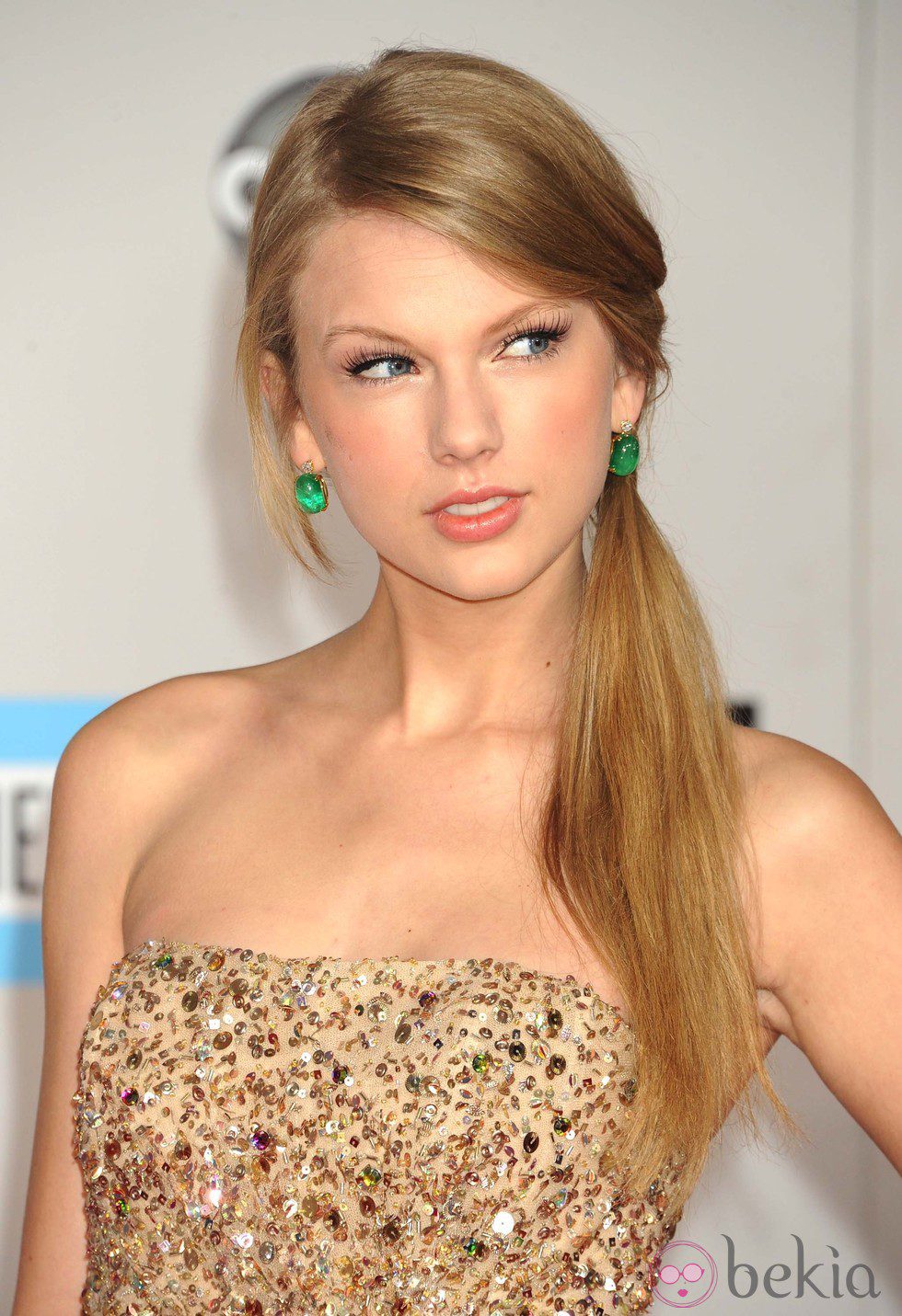 Taylor Swift con su melena recogida en una coleta