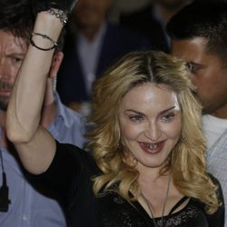 Madonna luciendo sus fundas de oro para los dientes