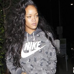Rihanna vuelve a lucir el pelo largo