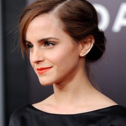 Emma Watson con un moño bajo