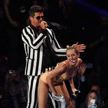 Miley Cyrus con dos moños durante su actuación con Robin Thicke en los MTV Music Awards 2013
