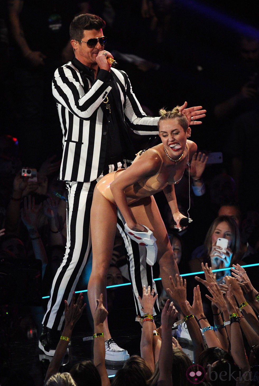 Miley Cyrus con dos moños durante su actuación con Robin Thicke en los MTV Music Awards 2013