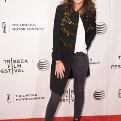 Katie Holmes con la melena muy despeinada en el Festival de Tribeca 2014