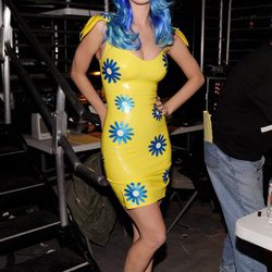 Katy Perry en los Kids' Choice Awards 2010 con una peluca en azul eléctrico