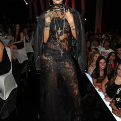 Rihanna con los labios verde metalizados en los iHeartRadio Music Awards 2014