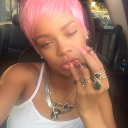 Rihanna con el pelo teñido de rosa