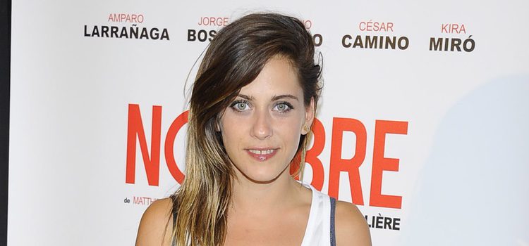 María León con un semirecogido despeinado en el estreno de 'El nombre'