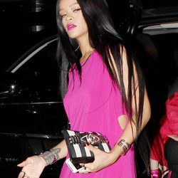 Rihanna con la melena lisa y los labios rosas por las calles de Nueva York