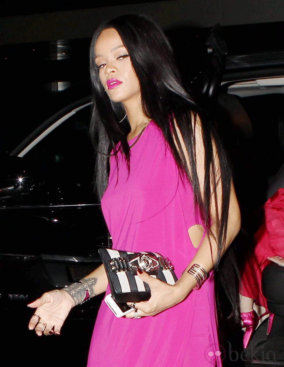 Rihanna con la melena lisa y los labios rosas por las calles de Nueva York