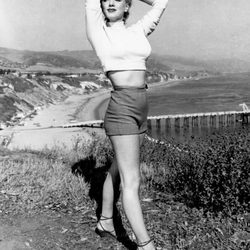 Marilyn Monroe vistiendo un pantalón corto en 1950