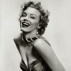 Marylin Monroe posando sonriente maquillada y peinada