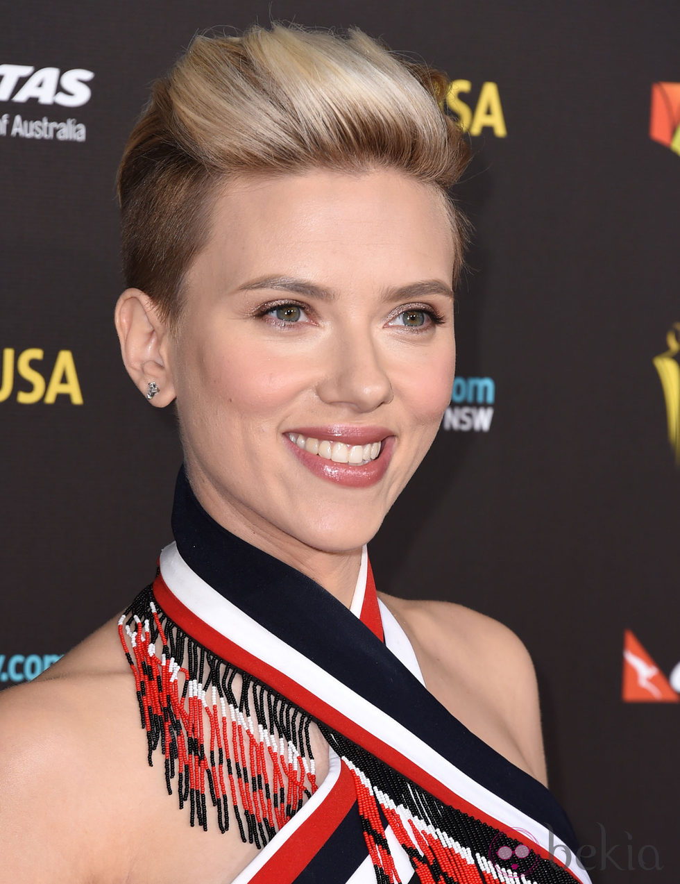 Scarlett Johansson luciendo su nuevo corte de pelo en la gala G'Day USA 2015