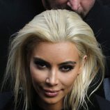 Kim Kardashian con la melena teñida de rubio y las cejas morenas