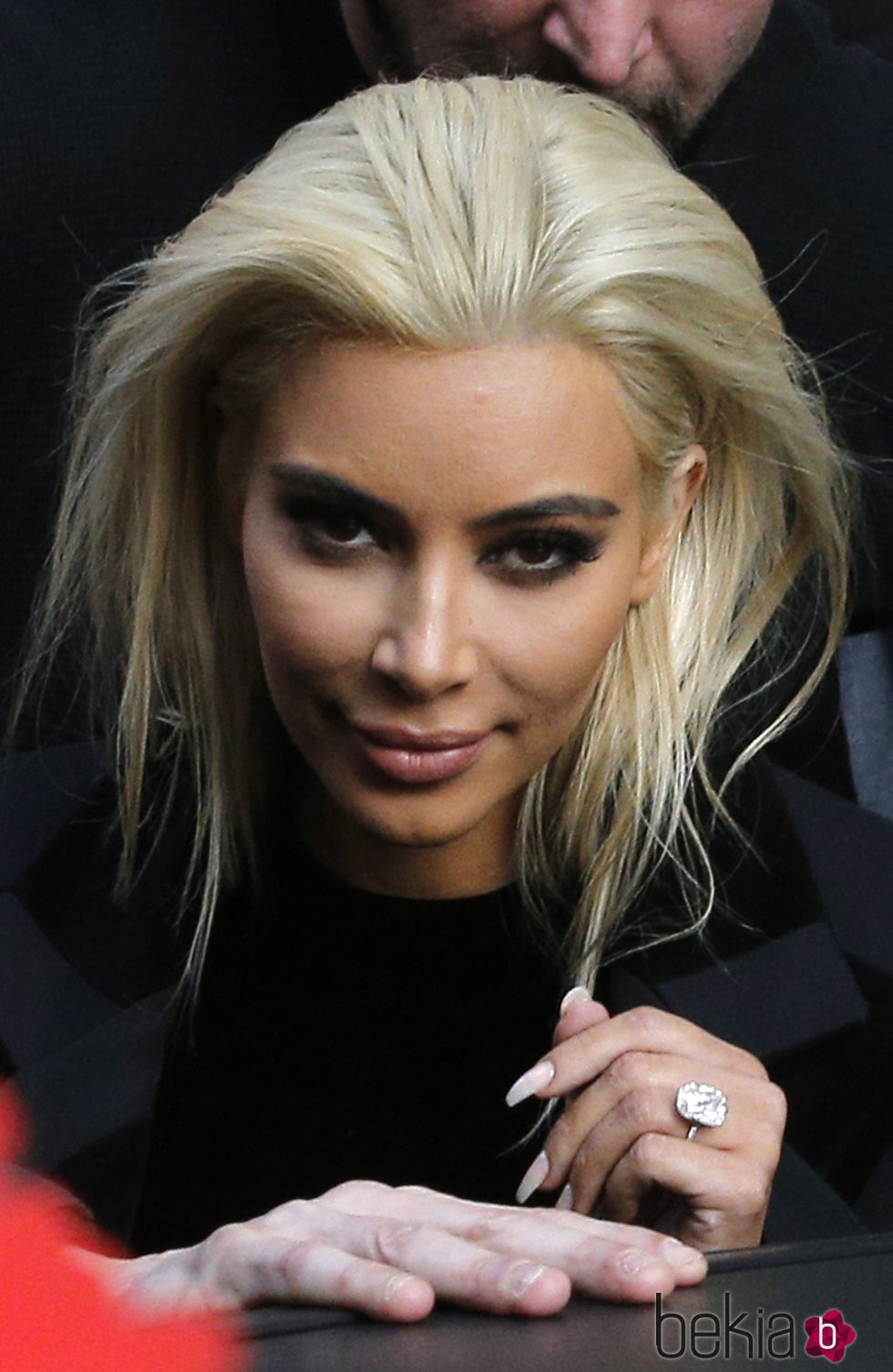 Kim Kardashian con la melena teñida de rubio y las cejas morenas