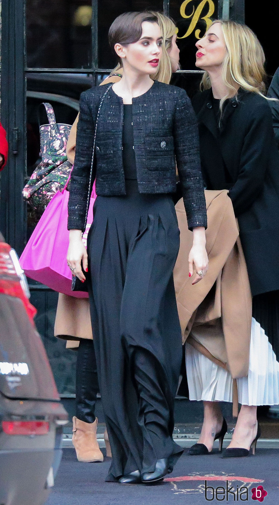Lily Collins con un look repeinado por las calles de Nueva York