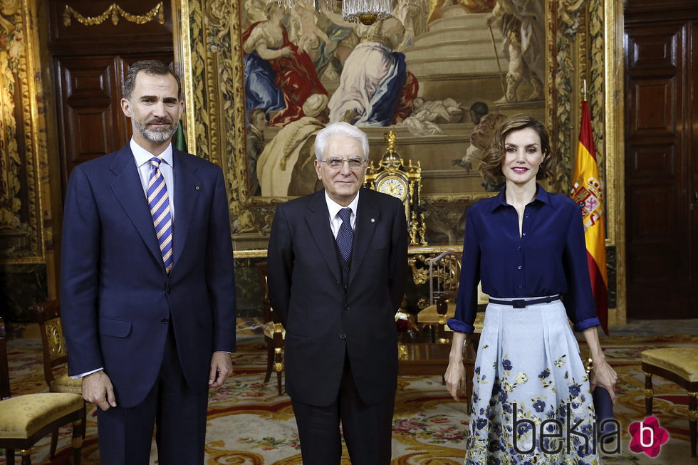 La Reina Letizia se ha decantado por un peinado de rizos definidos para un almuerzo con el Presidente de la República Italiana