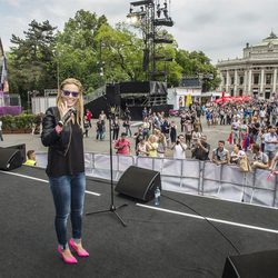 Edurne apuesta en los ensayos de Eurovisión 2015 por el efecto wet