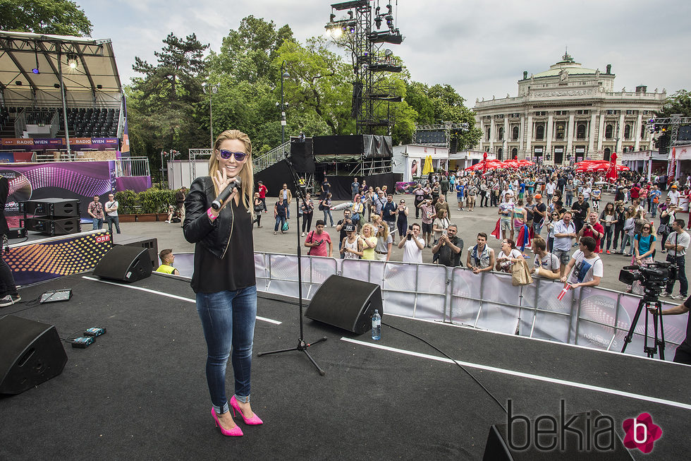 Edurne apuesta en los ensayos de Eurovisión 2015 por el efecto wet