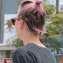 Kaley Cuoco combina su color rosa de pelo con un moño casero