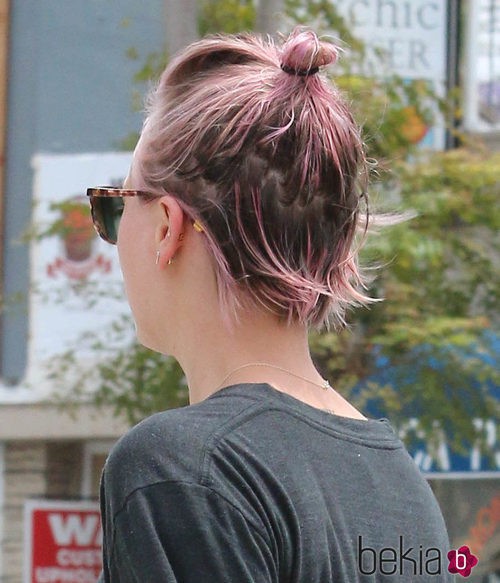 Kaley Cuoco combina su color rosa de pelo con un moño casero